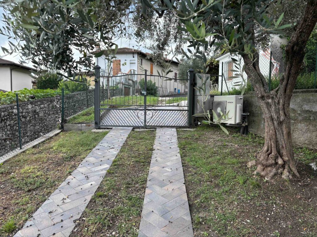 Posto auto e giardino