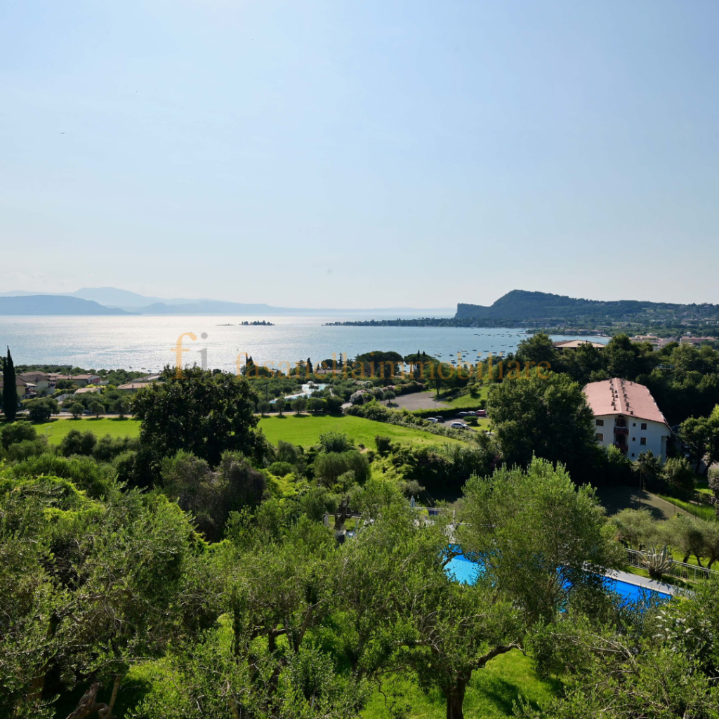 Vista sulla Rocca di Manerba