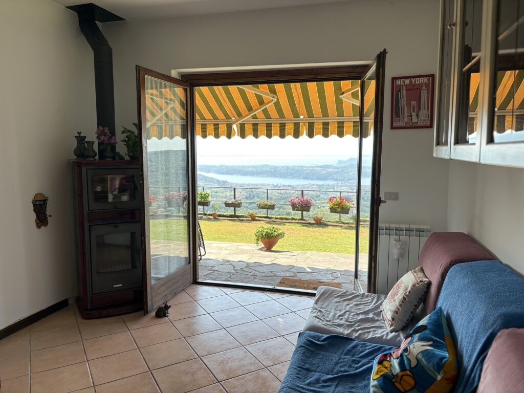 Soggiorno e vista lago