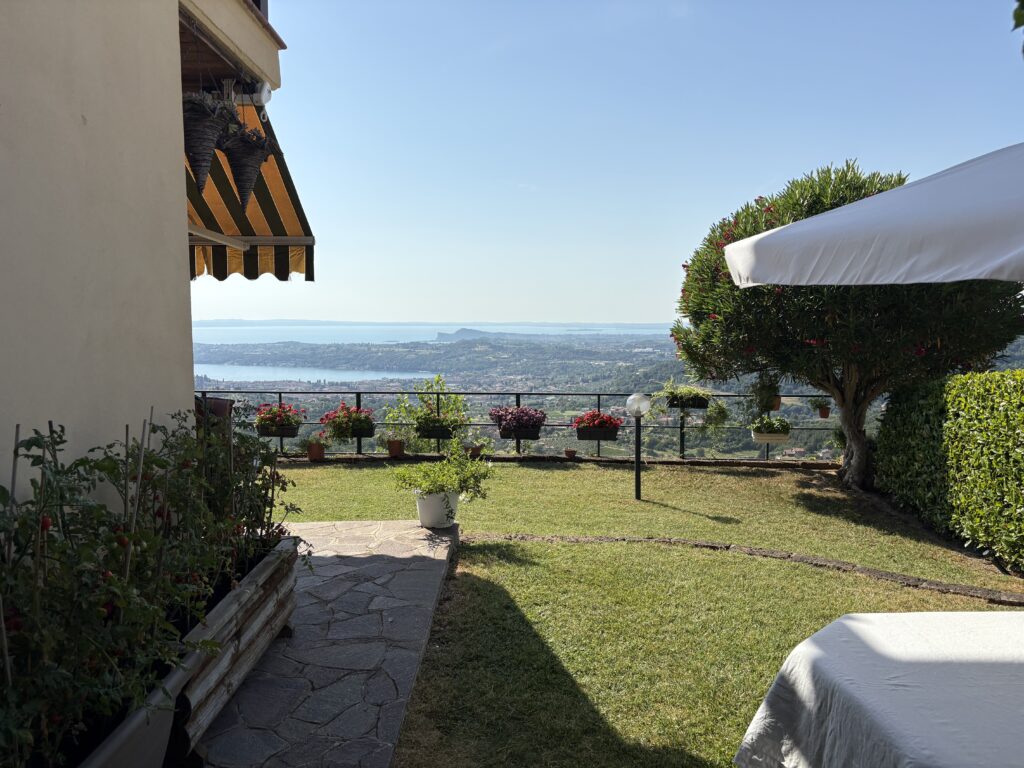 Ingresso e giardino