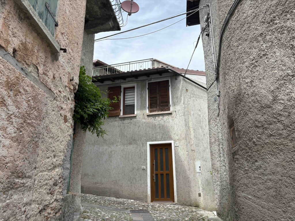 La casa vista dal paese